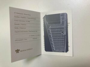 Imprimir carpeta díptica con cortes para tarjetas personalizadas