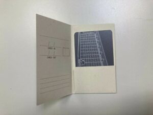 Carpeta troquelada con bolsillo encolado para tarjetas