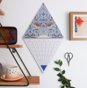 Imprimir calendario espiralado de pared troquelado forma triangular