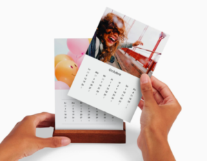 Imprimir calendario sencillo de sobremesa con pie de madera