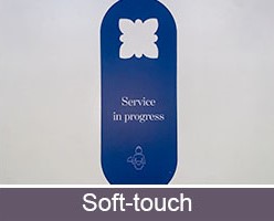 Imprimir colgadores poming con acabados gráficos personalizados soft-touch