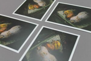 Imprimir postales personalizadas con acabado plastificado mate