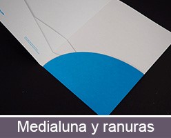 Impresión personalizada de carpeta A4 con bolsillo encolado forma medialuna y ranuras