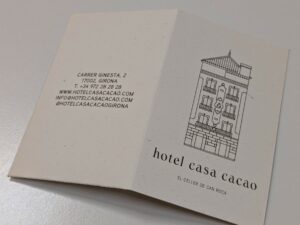 Imprimir carpetas portallaves de hotel personalizadas