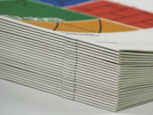 Imprimir catálogos personalizados con encuadernación grapada