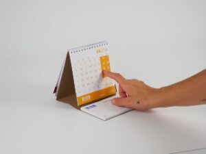 Impresión personalizable de calendario de sobremesa espiralado con bloc de notas