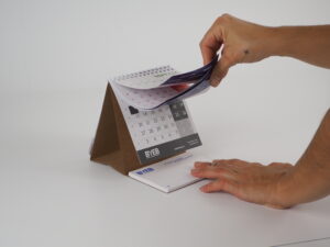 Impresión personalizada de calendario de sobremesa espiralado con bloc de notas