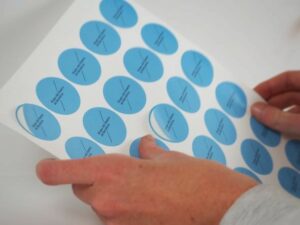 Impresión personalizada de etiquetas adhesivas a medio corte en hoja