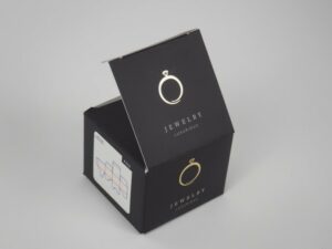 Imprimir cajas con base semiautomática personalizadas con acabados especiales