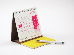 Imprimir calendario de sobremesa con bloc de notas personalizado