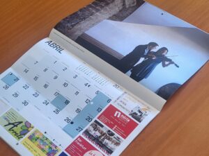 Imprimir calendario personalizado de pared grapado con agujero