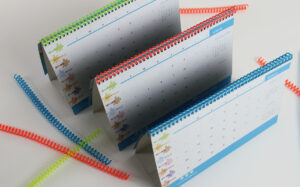 Imprimir calendarios de sobremesa con espiral de plástico personalizados