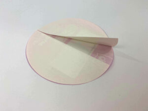 Imprimir etiquetas adhesivas redondas con corte en el dorso