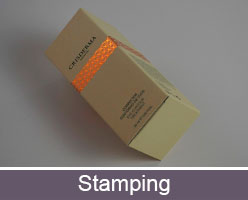 Impresión personalizada de packaging para dropshipping con acabado gráfico stamping